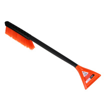 Щетка для уборки снега со скребком ЕРМАК (1/12)